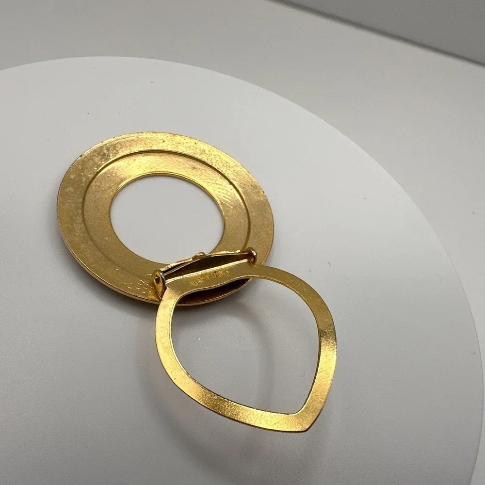 Vintage 80s 90s Lieba USA‎ Gold Tone Textured Round Scarf Clip Accessory Fashion
